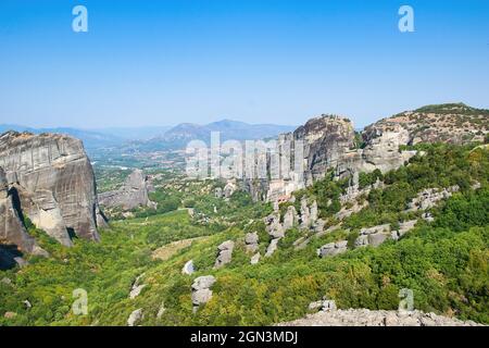 Meteora, Grèce. Monastères chrétiens construits sur d'énormes rochers Banque D'Images