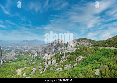 Meteora, Grèce. Monastères chrétiens construits sur d'énormes rochers Banque D'Images