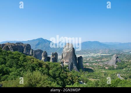 Meteora, Grèce. Monastères chrétiens construits sur d'énormes rochers Banque D'Images