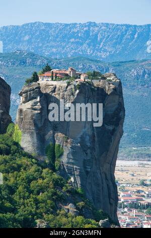 Meteora, Grèce. Monastères chrétiens construits sur d'énormes rochers Banque D'Images