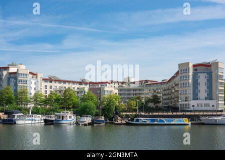 Propriété britannique de Bristol, vue sur les immeubles d'appartements connus sous le nom de Crescent situés dans le quai de Hanovre dans le secteur riverain de Harborside de Bristol, Angleterre. Banque D'Images