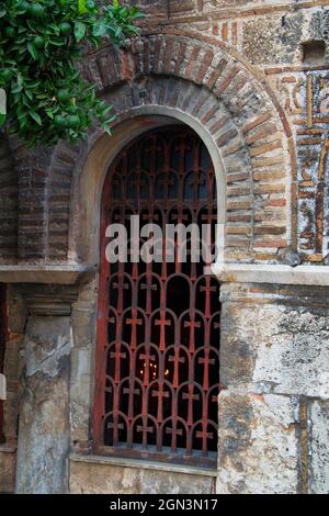 ATHÈNES, GRÈCE - 16 septembre 2021 : l'église de Panagia Kapnikarea est une petite église byzantine datant du XIe siècle et située dans le centre d'Ath Banque D'Images