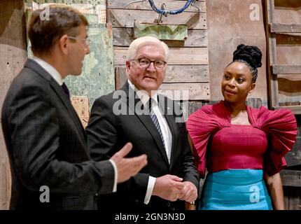 Berlin, Allemagne. 22 septembre 2021. Le président fédéral Frank-Walter Steinmeier (m), Chimamanda Ngozi Adicihie, écrivain, sont guidés à travers l'exposition par Hartmut Dorgerloh (l), directeur général et président du conseil d'administration de la Fondation du Forum Humboldt au Palais de Berlin, lors de la cérémonie marquant les ouvertures de l'exposition du Musée ethnologique, Le Musée d'art asiatique des Musées nationaux de Berlin/Fondation du patrimoine culturel prussien et la Fondation du Forum Humboldt au Palais de Berlin. Credit: Britta Pedersen/dpa-Zentralbild/Pool/dpa/Alay Live News Banque D'Images