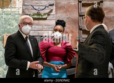 Berlin, Allemagne. 22 septembre 2021. Le président fédéral Frank-Walter Steinmeier (l-r), Chimamanda Ngozi Adicihie, écrivain, est guidé à travers l'exposition par Hartmut Dorgerloh, directeur général et président du conseil d'administration de la Fondation du Forum Humboldt au Palais de Berlin, lors de la cérémonie marquant les ouvertures d'exposition du Musée ethnologique, Le Musée d'Art asiatique des Musées nationaux de Berlin/Stiftung Preußischer Kulturbesitz et la Fondation du Forum Humboldt au Palais de Berlin. Credit: Britta Pedersen/dpa-Zentralbild/Pool/dpa/Alay Live News Banque D'Images