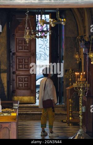 ATHÈNES, GRÈCE - 16 septembre 2021 : l'église de Panagia Kapnikarea est une petite église byzantine datant du XIe siècle et située dans le centre d'Ath Banque D'Images