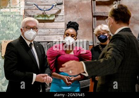 Berlin: Allemagne, 22 septembre 2021, Berlin: Le président fédéral Frank-Walter Steinmeier (l), Chimamanda Ngozi Adichie (2e à partir de la gauche), auteur, et Monika Grütters (CDU), ministre d'État à la Culture, sont guidés par l'exposition de Hartmut Dorglop (l), Directeur général et président du conseil d'administration de la Fondation du Forum Humboldt au Palais de Berlin, lors de la cérémonie marquant les ouvertures de l'exposition du Musée ethnologique, du Musée d'Art asiatique des Musées nationaux de Berlin/Fondation Prusse du Patrimoine culturel et de la Fondation du Forum Humboldt au Palais de Berlin. Photo: Britta Banque D'Images