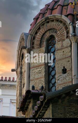 ATHÈNES, GRÈCE - 16 septembre 2021 : l'église de Panagia Kapnikarea est une petite église byzantine datant du XIe siècle et située dans le centre d'Ath Banque D'Images