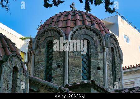 ATHÈNES, GRÈCE - 16 septembre 2021 : l'église de Panagia Kapnikarea est une petite église byzantine datant du XIe siècle et située dans le centre d'Ath Banque D'Images