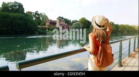 Vue panoramique sur la bannière de la petite fille voyageur avec sac à dos et chapeau regardant le château dans le parc. Jeune femme se détendant sur la promenade du po à Turin, Italie. Banque D'Images