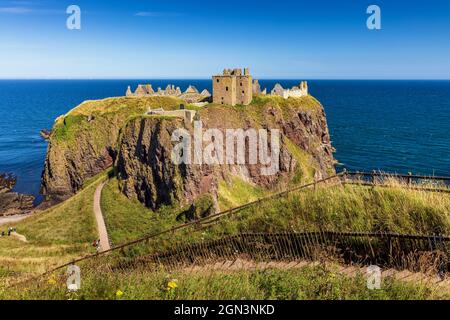 Vestiges de la forteresse médiévale, le château de Dunnottar, situé sur un promontoire rocheux sur la côte nord-est de l'Écosse, près de Stonehaven, Aberdeenshire. Banque D'Images