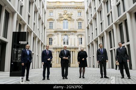 22 janvier 2019, Berlin: Hermann Parzinger (l-r), Président de la Fondation du patrimoine culturel prussien, Michael Müller (SPD), Maire de Berlin, Président fédéral Frank-Walter Steinmeier, Monika Grütters (CDU), Ministre d'Etat à la Culture, Hartmut Dorgloon, Directeur général et Président du Conseil de la Fondation du Forum Humboldt au Palais de Berlin, Lars-Christian Koch, directeur du Musée ethnologique et du Musée d'Art asiatique, assistera à la cérémonie marquant les ouvertures de l'exposition du Musée ethnologique, le Musée d'Art asiatique des Musées nationaux de Berlin Banque D'Images