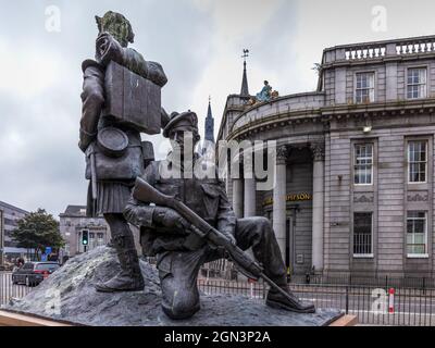 Monument aux Gordon Highlanders par le sculpteur Mark Richards dans le centre-ville d'Aberdeen. Banque D'Images