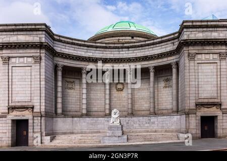 Le mémorial de guerre dans le quadrant corber du bâtiment en granit historique de Cowdray Hall, Schoolhill, Aberdeen, Écosse. Banque D'Images
