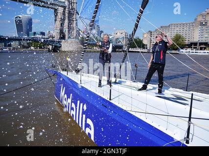 Le marin PIP Hare verse du champagne aux côtés de Leslie Stretch (à droite), présidente et chef de la direction de Medallia, lors de la désignation officielle de son nouveau bateau Vendee Globe Medallia, un navire de classe IMOCA 60, à Butler's Wharf, sur la rive sud de la Tamise à Londres. Date de la photo: Lundi 20 septembre 2021. Banque D'Images