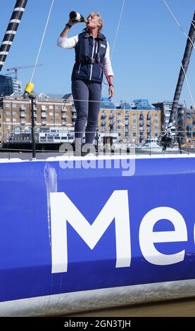 Le marin PIP Lièvre boit une bouteille de champagne lors de la désignation officielle de son nouveau bateau Vendee Globe Medallia, un navire de classe IMOCA 60, à Butler's Wharf, sur la rive sud de la Tamise à Londres. Date de la photo: Lundi 20 septembre 2021. Banque D'Images