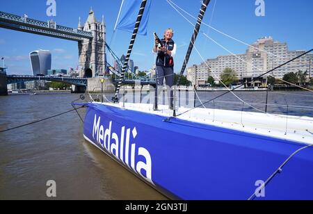 Le marin PIP Lièvre verse du champagne lors de la désignation officielle de son nouveau bateau Vendee Globe Medallia, un navire de classe IMOCA 60, à Butler's Wharf, sur la rive sud de la Tamise à Londres. Date de la photo: Lundi 20 septembre 2021. Banque D'Images