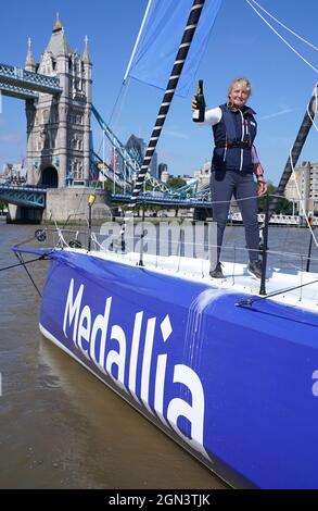 Le marin PIP Lièvre verse du champagne lors de la désignation officielle de son nouveau bateau Vendee Globe Medallia, un navire de classe IMOCA 60, à Butler's Wharf, sur la rive sud de la Tamise à Londres. Date de la photo: Lundi 20 septembre 2021. Banque D'Images