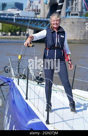 Le marin PIP Lièvre verse du champagne lors de la désignation officielle de son nouveau bateau Vendee Globe Medallia, un navire de classe IMOCA 60, à Butler's Wharf, sur la rive sud de la Tamise à Londres. Date de la photo: Lundi 20 septembre 2021. Banque D'Images