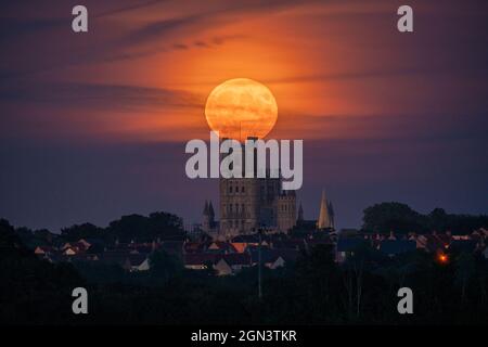 Harvest Moon s'élève derrière la cathédrale d'Ely, Cambridgeshire Banque D'Images