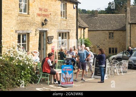 Vue sur Guiting Power, un village de cotswold à Gloucestershire. Bureau de poste et café Banque D'Images