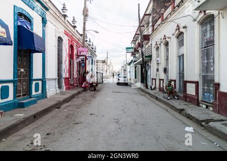 LAS TUNAS, CUBA - 27 JANVIER 2016 : vue sur une rue de Las Tunas. Banque D'Images