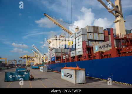 Activité du port de Chittagong. L'Autorité portuaire de Chittagong est une agence gouvernementale du Bangladesh chargée de la gestion, de l'entretien et Banque D'Images