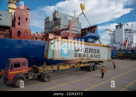 Activité du port de Chittagong. L'Autorité portuaire de Chittagong est une agence gouvernementale du Bangladesh chargée de la gestion, de l'entretien et Banque D'Images