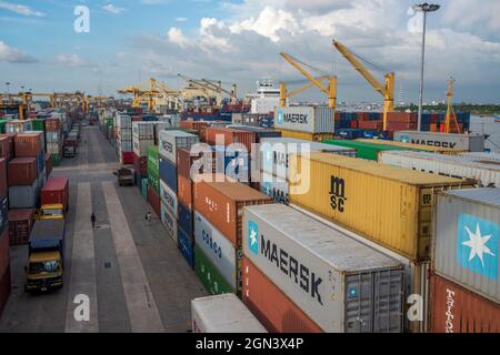 Activité du port de Chittagong. L'Autorité portuaire de Chittagong est une agence gouvernementale du Bangladesh chargée de la gestion, de l'entretien et Banque D'Images