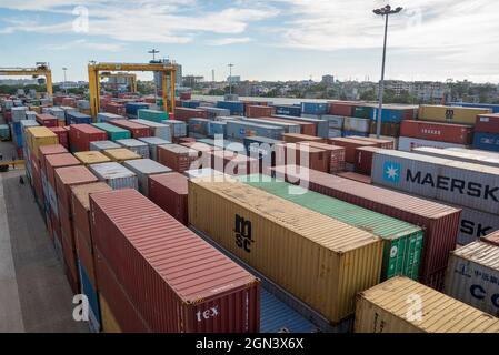 Activité du port de Chittagong. L'Autorité portuaire de Chittagong est une agence gouvernementale du Bangladesh chargée de la gestion, de l'entretien et Banque D'Images