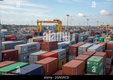 Activité du port de Chittagong. L'Autorité portuaire de Chittagong est une agence gouvernementale du Bangladesh chargée de la gestion, de l'entretien et Banque D'Images