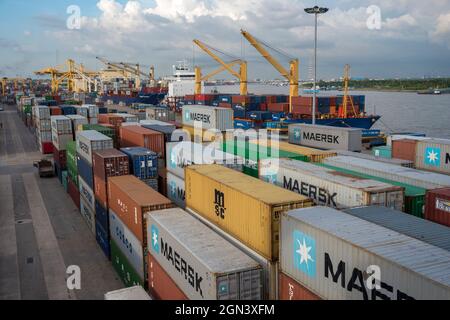 Activité du port de Chittagong. L'Autorité portuaire de Chittagong est une agence gouvernementale du Bangladesh chargée de la gestion, de l'entretien et Banque D'Images