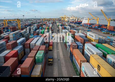 Activité du port de Chittagong. L'Autorité portuaire de Chittagong est une agence gouvernementale du Bangladesh chargée de la gestion, de l'entretien et Banque D'Images