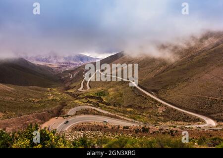 Route de montagne dangereuse avec beaucoup de virages l'un au-dessus l'autre entre les montagnes dans un jour nuageux expressif. Cuesta del Lipán, Jujuy, Argentine. Banque D'Images