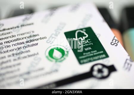 Symbole FSC sur un produit Staple. Le Forest Stewardship Council (FSC) est une organisation internationale à but non lucratif et multipartite créée en 1993 qui promeut une gestion responsable des forêts du monde. Banque D'Images