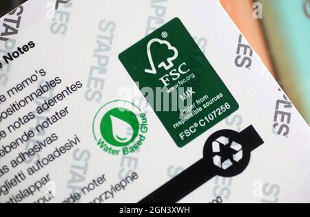 Symbole FSC sur un produit Staple. Le Forest Stewardship Council (FSC) est une organisation internationale à but non lucratif et multipartite créée en 1993 qui promeut une gestion responsable des forêts du monde. Banque D'Images