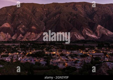 Vue panoramique centrée sur la petite ville de Maimará, Jujuy Argentine la nuit avec lumières de la ville. Quebrada de Humahuaca. Patrimoine mondial de l UNESCO Banque D'Images