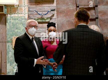 Berlin, Allemagne. 22 septembre 2021. Le président fédéral Frank-Walter Steinmeier (l-r) et Chimamanda Ngozi Adicihie, écrivain, sont guidés à travers l'exposition par Hartmut Dorgerloh, directeur général et président du conseil d'administration de la Fondation du Forum Humboldt au Palais de Berlin, lors de la cérémonie marquant les ouvertures d'exposition du Musée ethnologique, Le Musée d'art asiatique des Musées nationaux de Berlin/Fondation du patrimoine culturel prussien et la Fondation du Forum Humboldt au Palais de Berlin. Credit: Britta Pedersen/dpa-Zentralbild/Pool/dpa/Alay Live News Banque D'Images
