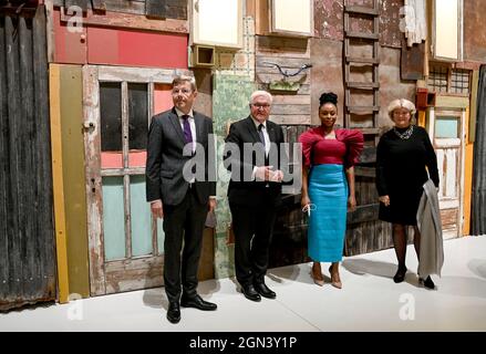 22 septembre 2021, Berlin: Le Président fédéral Frank-Walter Steinmeier (2e à partir de la gauche), Chimamanda Ngozi Adichie (3e à partir de la gauche), écrivain.), écrivain, et Monika Grütters (CDU, r), Ministre d'État à la Culture, sont guidés par l'exposition de Hartmut Dorglop (l), Directeur général et président du conseil d'administration de la Fondation du Forum Humboldt au Palais de Berlin, lors de la cérémonie marquant les ouvertures de l'exposition du Musée ethnologique, du Musée d'Art asiatique des Musées nationaux de Berlin/Fondation Prusse du Patrimoine culturel et de la Fondation du Forum Humboldt au Palais de Berlin. Photo : Banque D'Images