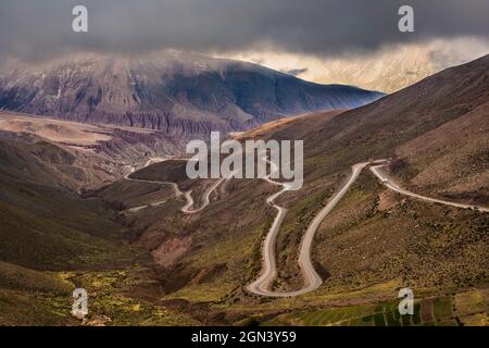 Route de montagne dangereuse avec de nombreux virages entre les montagnes dans une journée expressive et nuageux. Cuesta del Lipán, Jujuy, Argentine. Banque D'Images