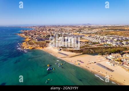 Point de vue du drone Playa Mil Palmeras. Photographie aérienne plage de sable et mer Méditerranée à la journée ensoleillée d'été. Destinations de voyage, tourisme Espagne Banque D'Images