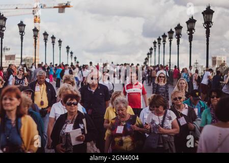 Moscou - 08 juillet 2018 : des foules de personnes de différents âges et nationalités traversent le pont dans le centre-ville, l'été, les citoyens et la visite Banque D'Images