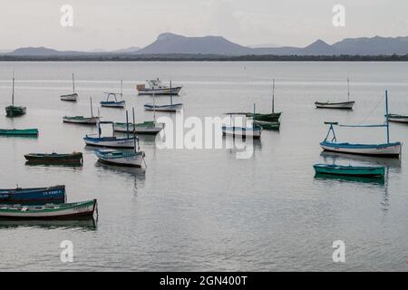 GIBARA, CUBA - 29 JANVIER 2016 : bateaux dans un port du village de Gibara, Cuba Banque D'Images