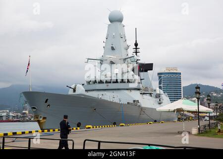 Batumi, Géorgie - 27 juin 2021, le destroyer de la Marine britannique HMS Defender est amarré Banque D'Images