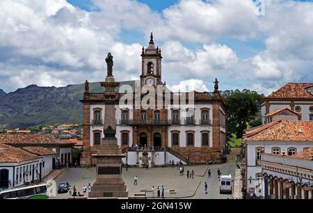 OURO PRETO, MINAS GERAIS, BRÉSIL - 9 JANVIER 2018 : vue depuis la place centrale de la ville historique d'Ouro Preto avec les touristes et les habitants Banque D'Images