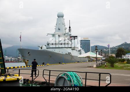 Batumi, Géorgie - 27 juin 2021, le destroyer de la Marine britannique HMS Defender est amarré Banque D'Images