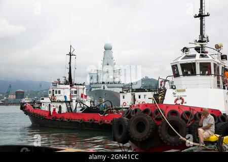 Batumi, Géorgie - 27 juin 2021, le destroyer de la Marine britannique HMS Defender est amarré Banque D'Images