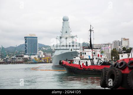 Batumi, Géorgie - 27 juin 2021, le destroyer de la Marine britannique HMS Defender est amarré Banque D'Images