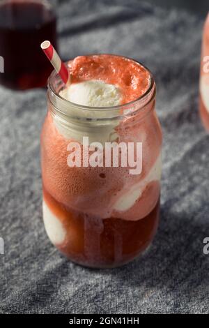Crème glacée froide Cherry Cola Float avec une paille Banque D'Images