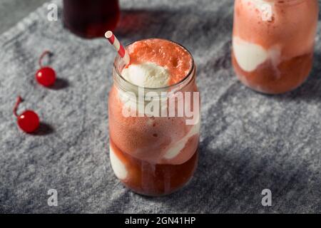 Crème glacée froide Cherry Cola Float avec une paille Banque D'Images