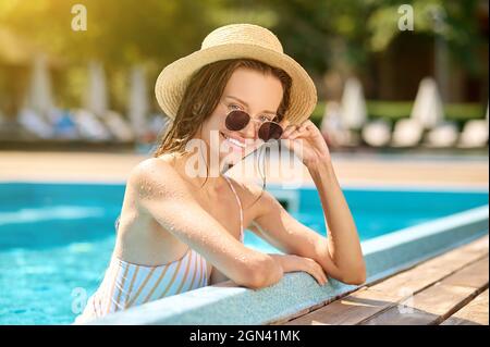 Une photo d'une jolie jeune femme qui passe du temps dans une piscine Banque D'Images